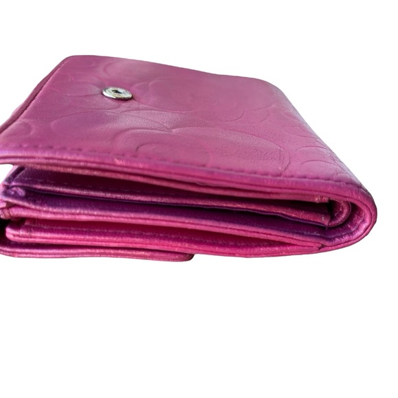 CHANEL camellia wallet in pink with raspberry interior. Hologram in tact. Chain. - Picture 6 of 9